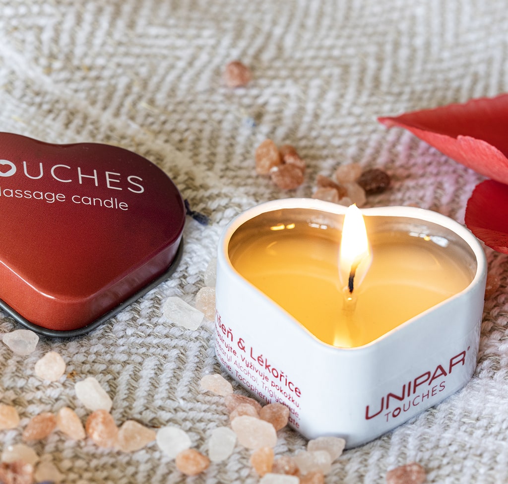 UNIPAR - Масажна свещ с масажно олио - дива череша и женско биле